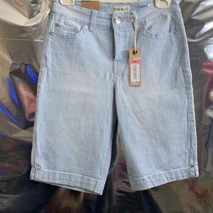 I’m selling shorts brand new, classic rise, brand name is code Bleu